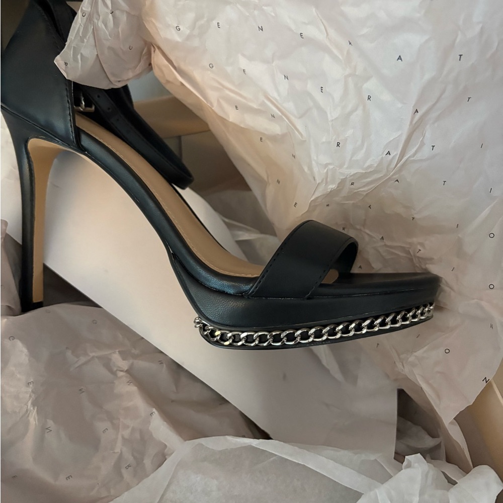 MUST GO🔥NEW BCBGeneration Black Heels with Chain Accent
